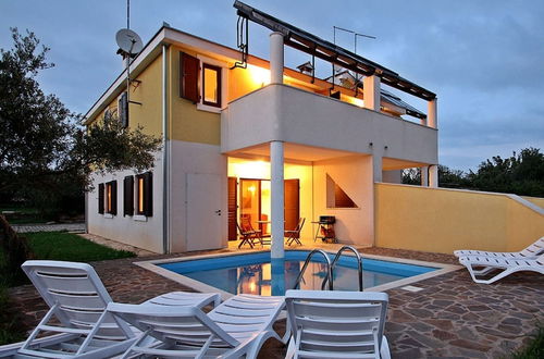 Foto 13 - Splendid Holiday Home in Novigrad With Barbecue