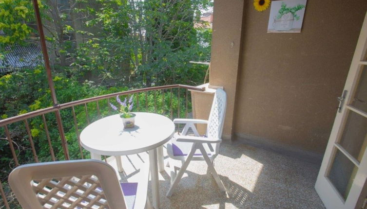 Foto 1 - Comfortable Apartment With Balcony & Garden View