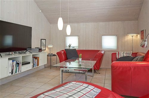 Foto 18 - 10 Person Holiday Home in Aakirkeby