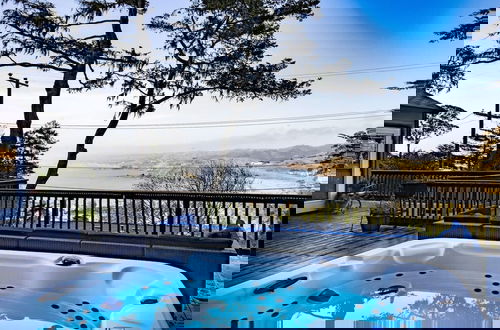 Foto 1 - Marbella Lane Pedro Point Beach House with Hot Tub
