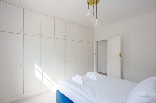 Photo 2 - Modern & Spacious 2 Bedroom Flat Near Clapham Common