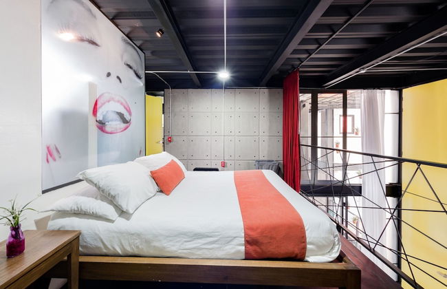 Cozy Loft with Balcony - Photo 8