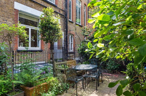 Photo 11 - Stylish Apartment on Quiet Street Parallel to Kings Road, Chelsea