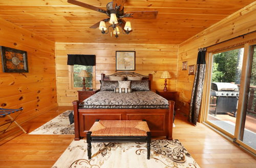 Foto 11 - Majestic Manor - Five Bedroom Cabin
