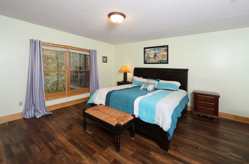 Photo 9 - Majestic Manor - Five Bedroom Cabin