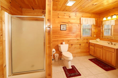 Photo 20 - Majestic Manor - Five Bedroom Cabin