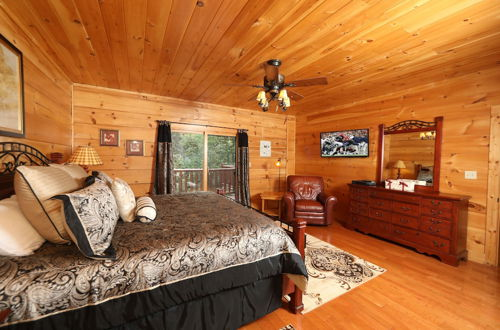 Photo 2 - Majestic Manor - Five Bedroom Cabin