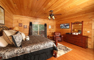 Photo 2 - Majestic Manor - Five Bedroom Cabin