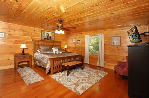 Photo 3 - Majestic Manor - Five Bedroom Cabin