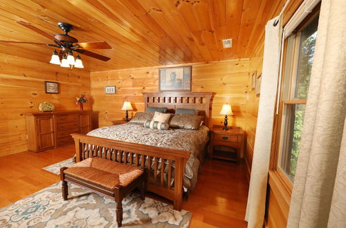 Photo 12 - Majestic Manor - Five Bedroom Cabin