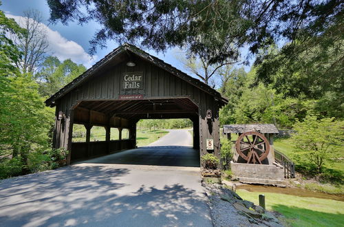 Photo 55 - Majestic Manor - Five Bedroom Cabin