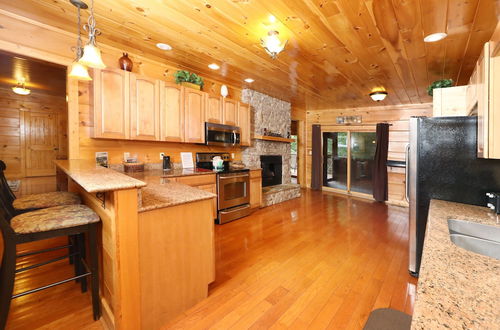 Photo 13 - Majestic Manor - Five Bedroom Cabin