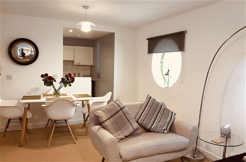 Photo 5 - 2 Bedroom Luxe Dockland Apartment with Parking