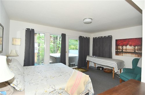 Photo 10 - Serendipity - Large 5BR With a Hot Tub