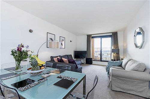 Foto 18 - Deluxe Kensington Apartment With Balcony