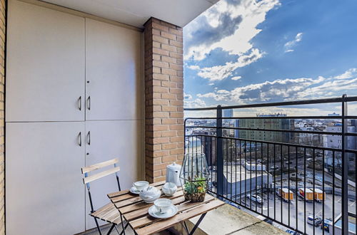 Foto 21 - Deluxe Kensington Apartment With Balcony