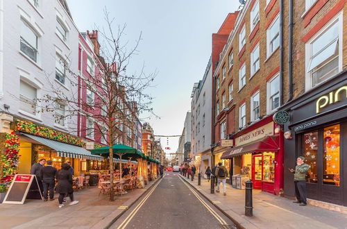 Photo 10 - Cosy West End Flat min From Selfridges & Oxford st