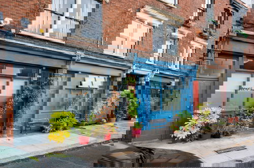 Photo 3 - Charming Home With Roof Terrace in East London by Underthedoormat