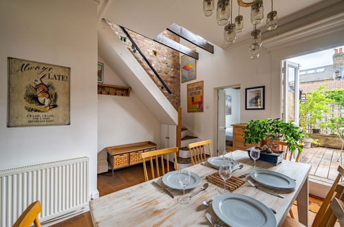 Photo 10 - Charming Home With Roof Terrace in East London by Underthedoormat