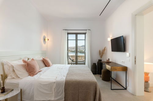 Photo 4 - Bonzoe Suites & Villas