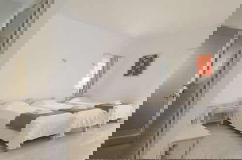 Photo 7 - Reina Apartments