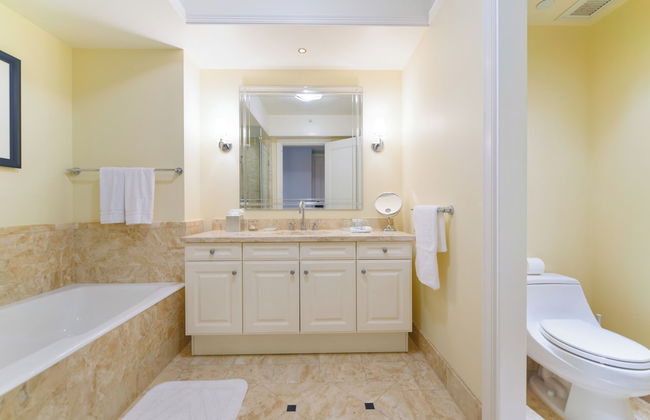 Luxury Condos at Four Seasons - Foto 25
