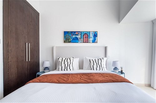 Photo 15 - Supreme 2BR Apartment - Cosmopolitan Living in Dubai Marina