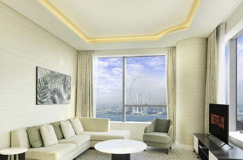 Photo 14 - LUX Iconic Views at Palm Tower Suite 1