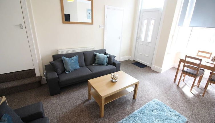 Photo 1 - 2 Bedroom Family Home near Leeds City Center