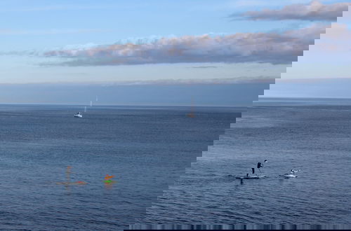 Foto 10 - Beachfront Panoramic Seaview Free Wifi & Parking