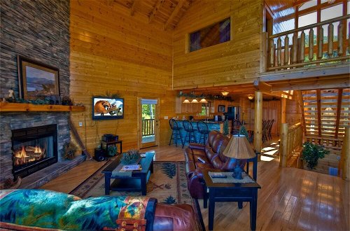Photo 10 - Million Dollar View - Four Bedroom Cabin