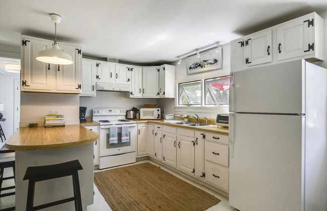 Oak Bluffs 3-Bed Cottage, Walk to Town - Photo 7