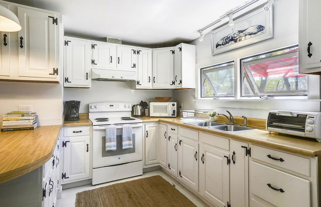 Oak Bluffs 3-Bed Cottage, Walk to Town - Photo 6