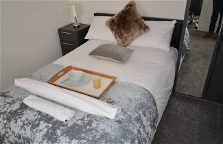 Photo 1 - Large 5 Bed House / Wolverhampton + Parking