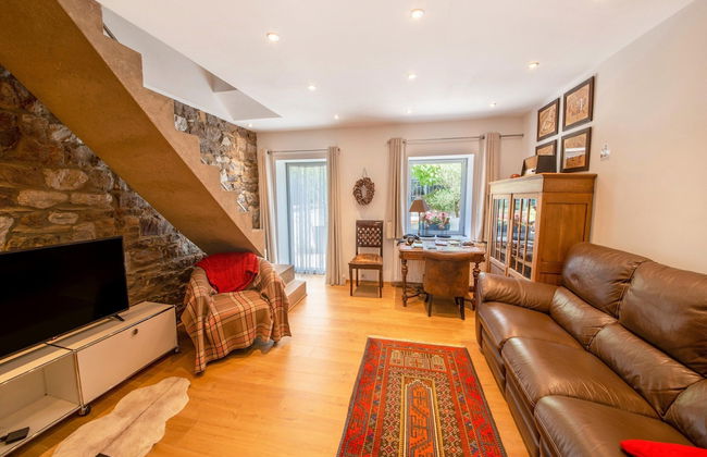 Stylish Stay Near Forest - Photo 16