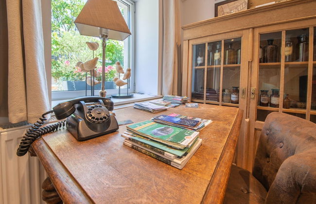 Stylish Stay Near Forest - Photo 15