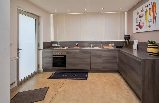 Stylish Stay Near Forest - Photo 12