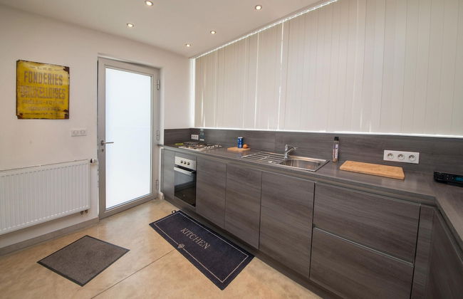 Stylish Stay Near Forest - Photo 8