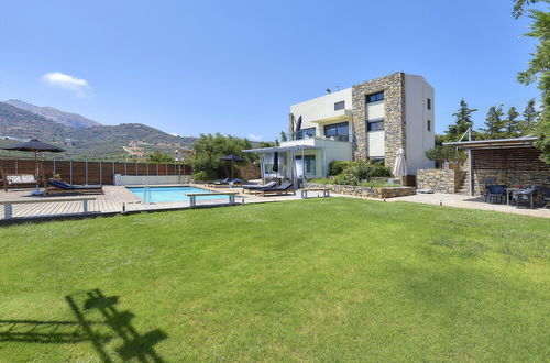 Foto 11 - Mountainside Villa w Pool Breathtaking sea View