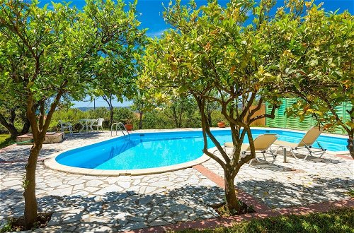 Foto 2 - Villa Russa Dionisis Large Private Pool Walk to Beach Sea Views Wifi Car Not Required - 2017