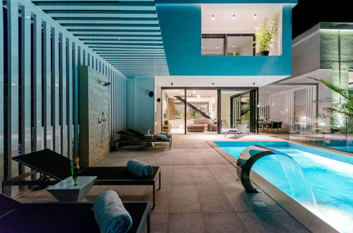 Foto 20 - Luxury Villa Luna with Swimming Pool