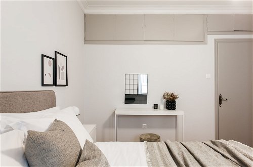 Photo 3 - UPSTREET Deluxe & Stylish 2 BD Apartment