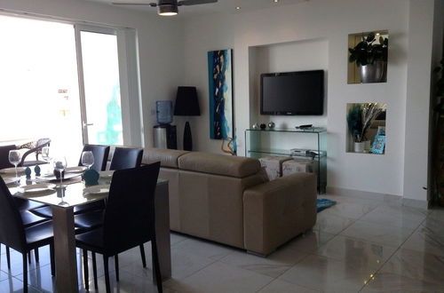 Photo 10 - Luxury Seafront Apartment With Pool