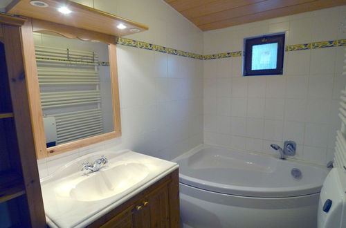 Foto 13 - Quaint Holiday Home With Heated Indoor Pool