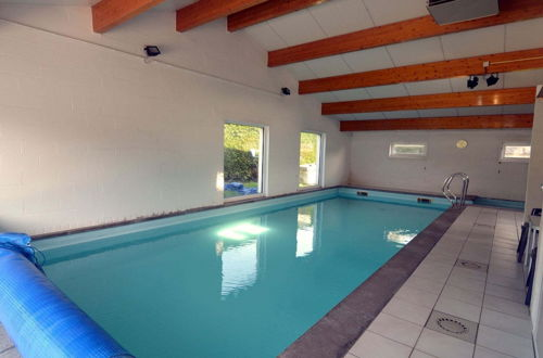Foto 20 - Quaint Holiday Home With Heated Indoor Pool