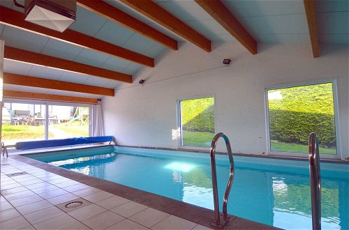 Foto 18 - Quaint Holiday Home With Heated Indoor Pool