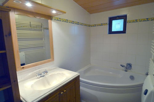 Foto 15 - Quaint Holiday Home With Heated Indoor Pool