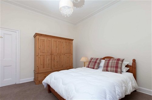 Photo 9 - Spacious and Bright Polworth Flat