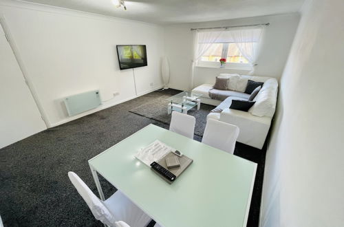 Photo 9 - Modern 2 bed Apartment Near City Centre