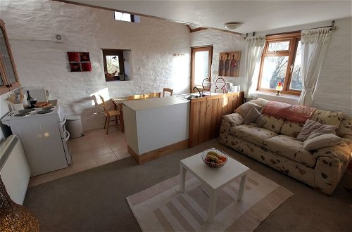 Photo 4 - Inviting 2-bed Cottage in Newcastle Emlyn